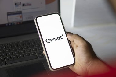 Dhaka, Bangladeş - 07 Aralık 2024: Qwant logosu akıllı telefonda gösteriliyor. Qwant bir Fransız arama motorudur..