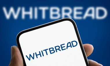 Dhaka, Bangladeş - 8 Aralık 2024: Beyazekmek logosu akıllı telefonda sergilenmektedir. Whitbread, İngiliz çok uluslu otel ve restoran şirketidir..