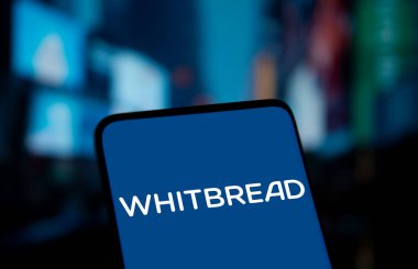 Dhaka, Bangladeş - 8 Aralık 2024: Beyazekmek logosu akıllı telefonda sergilenmektedir. Whitbread, İngiliz çok uluslu otel ve restoran şirketidir..