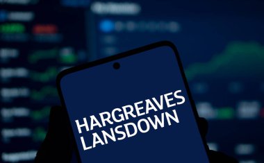 Dhaka, Bangladeş - 8 Aralık 2024: Hargreaves Lansdown logosu akıllı telefonda sergilenmektedir. Hargreaves Lansdown plc bir İngiliz finans şirketi..