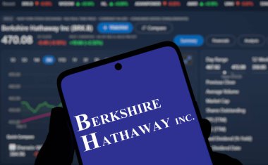 Dhaka, Bangladeş - 8 Aralık 2024: Berkshire Hathaway Inc logosu akıllı telefonda sergilenmektedir. Berkshire Hathaway Inc., Amerika Birleşik Devletleri 'nin çok uluslu holdingi..