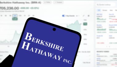 Dhaka, Bangladeş - 8 Aralık 2024: Berkshire Hathaway Inc logosu akıllı telefonda sergilenmektedir. Berkshire Hathaway Inc., Amerika Birleşik Devletleri 'nin çok uluslu holdingi..