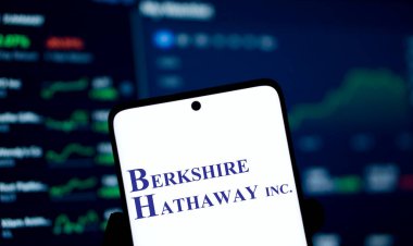 Dhaka, Bangladeş - 8 Aralık 2024: Berkshire Hathaway Inc logosu akıllı telefonda sergilenmektedir. Berkshire Hathaway Inc., Amerika Birleşik Devletleri 'nin çok uluslu holdingi..
