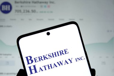 Dhaka, Bangladeş - 8 Aralık 2024: Berkshire Hathaway Inc logosu akıllı telefonda sergilenmektedir. Berkshire Hathaway Inc., Amerika Birleşik Devletleri 'nin çok uluslu holdingi..