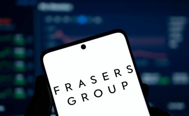 Dhaka, Bangladeş - 9 Aralık 2024: Frasers grup logosu akıllı telefonda sergileniyor. Frasers Group plc, İngiliz bir perakende, spor ve fikri mülkiyet şirketidir..