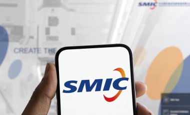 Dhaka, Bangladeş - 9 Aralık 2024: SMIC logosu akıllı telefonda gösteriliyor. Yarı iletken Üretim Şirketi, Çinli bir yarı iletken şirketidir..