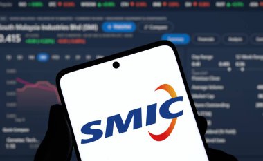 Dhaka, Bangladeş - 9 Aralık 2024: SMIC logosu akıllı telefonda gösteriliyor. Yarı iletken Üretim Şirketi, Çinli bir yarı iletken şirketidir..