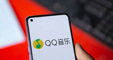 Dhaka, Bangladeş - 11 Aralık 2024: Tencent QQ logosu akıllı telefonda gösteriliyor. Tencent QQ anlık bir mesaj yazılımıdır.