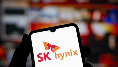 Dhaka, Bangladeş - 10 Aralık 2024: SK hynix logosu akıllı telefonda gösteriliyor. SK Hynix Inc Güney Koreli bir yarı iletken şirketidir..
