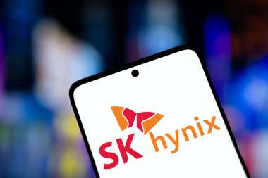 Dhaka, Bangladeş - 10 Aralık 2024: SK hynix logosu akıllı telefonda gösteriliyor. SK Hynix Inc Güney Koreli bir yarı iletken şirketidir..
