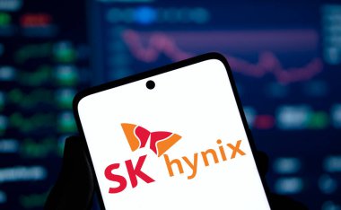 Dhaka, Bangladeş - 10 Aralık 2024: SK hynix logosu akıllı telefonda gösteriliyor. SK Hynix Inc Güney Koreli bir yarı iletken şirketidir..
