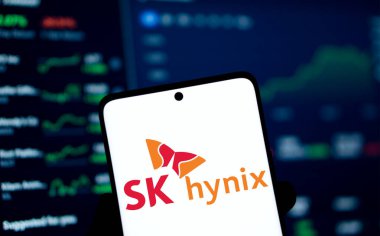 Dhaka, Bangladeş - 10 Aralık 2024: SK hynix logosu akıllı telefonda gösteriliyor. SK Hynix Inc Güney Koreli bir yarı iletken şirketidir..