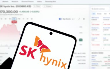 Dhaka, Bangladeş - 10 Aralık 2024: SK hynix logosu akıllı telefonda gösteriliyor. SK Hynix Inc Güney Koreli bir yarı iletken şirketidir..