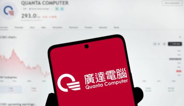 Dhaka, Bangladeş - 10 Aralık 2024: Quanta bilgisayar logosu akıllı telefonda gösterilir. Quanta Bilgisayar Anonim Şirketi, Tayvan 'da dizüstü bilgisayar ve diğer elektronik donanım üreticisi..