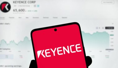 Dhaka, Bangladeş - 10 Aralık 2024: Anahtar logosu akıllı telefonda gösteriliyor. Keyence, otomasyon ekipmanları ve hassas aletler üreten bir Japon şirketidir..