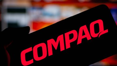 Dhaka, Bangladeş - 11 Aralık 2024: COMPAQ logosu akıllı telefonda gösteriliyor. Compaq Bilgisayar Şirketi bir Amerikan bilgi teknolojisi şirketiydi..