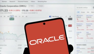 Dhaka, Bangladeş - 17 Aralık 2024: Oracle logosu akıllı telefondan beze bağlandı. Oracle Corporation, ABD 'li çok uluslu bir bilgisayar teknolojisi şirketidir..