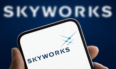 Dhaka, Bangladeş - 17 Aralık 2024: Skyworks logosu akıllı telefonda gösteriliyor. Skyworks Solutions Inc, Amerikalı bir yarı iletken şirketidir..