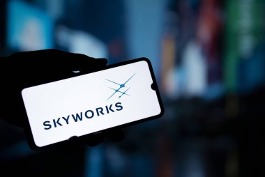 Dhaka, Bangladeş - 17 Aralık 2024: Skyworks logosu akıllı telefonda gösteriliyor. Skyworks Solutions Inc, Amerikalı bir yarı iletken şirketidir..