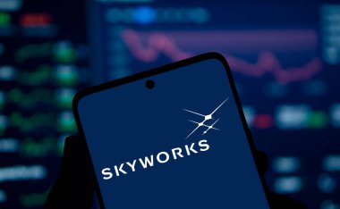 Dhaka, Bangladeş - 17 Aralık 2024: Skyworks logosu akıllı telefonda gösteriliyor. Skyworks Solutions Inc, Amerikalı bir yarı iletken şirketidir..
