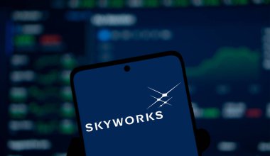 Dhaka, Bangladeş - 17 Aralık 2024: Skyworks logosu akıllı telefonda gösteriliyor. Skyworks Solutions Inc, Amerikalı bir yarı iletken şirketidir..