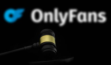 Dhaka, Bangladeş - 17 Aralık 2024: OnlyFans logosunun önündeki mahkeme tokmağı. OnlyFans, Londra merkezli bir internet içerik abonelik hizmetidir..
