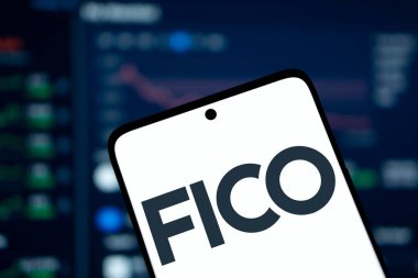 Dhaka, Bangladeş - 21 Aralık 2024: FICO logosu akıllı telefonda sergilenmektedir. FICO bir Amerikan veri analiz şirketidir..