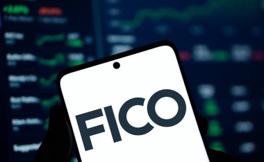 Dhaka, Bangladeş - 21 Aralık 2024: FICO logosu akıllı telefonda sergilenmektedir. FICO bir Amerikan veri analiz şirketidir..