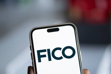 Dhaka, Bangladeş - 21 Aralık 2024: FICO logosu akıllı telefonda sergilenmektedir. FICO bir Amerikan veri analiz şirketidir..