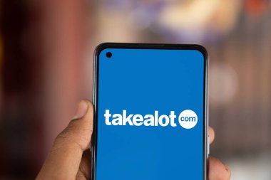 Dhaka, Bangladeş - 21 Aralık 2024: takealot.com logosu akıllı telefonda gösterilir. Takealot.com bir Güney Afrika ekommerce şirketidir..