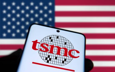 Dhaka, Bangladeş - 21 Aralık 2024: Arka planda TSMC logosu ve Amerikan bayrağı sergileniyor.