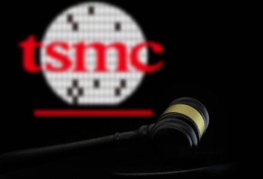 Dhaka, Bangladeş - 21 Aralık 2024: TSMC logosunun önündeki mahkeme tokmağı.