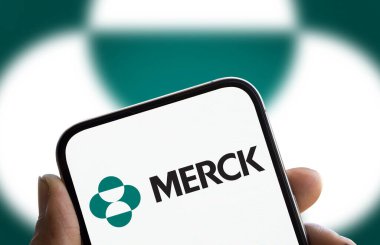 Dhaka, Bangladeş - 22 Aralık 2024: Merck logosu akıllı telefonda gösteriliyor. Merck & Co Inc, ABD 'li çok uluslu ilaç şirketidir..