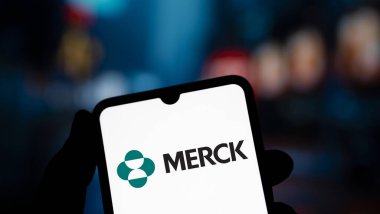 Dhaka, Bangladeş - 22 Aralık 2024: Merck logosu akıllı telefonda gösteriliyor. Merck & Co Inc, ABD 'li çok uluslu ilaç şirketidir..