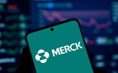 Dhaka, Bangladeş - 22 Aralık 2024: Merck logosu akıllı telefonda gösteriliyor. Merck & Co Inc, ABD 'li çok uluslu ilaç şirketidir..