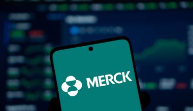 Dhaka, Bangladeş - 22 Aralık 2024: Merck logosu akıllı telefonda gösteriliyor. Merck & Co Inc, ABD 'li çok uluslu ilaç şirketidir..