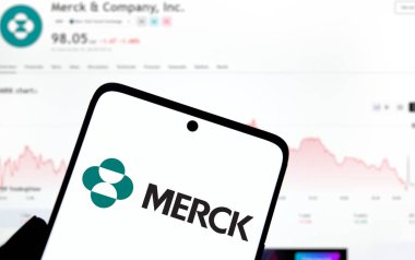 Dhaka, Bangladeş - 22 Aralık 2024: Merck logosu akıllı telefonda gösteriliyor. Merck & Co Inc, ABD 'li çok uluslu ilaç şirketidir..