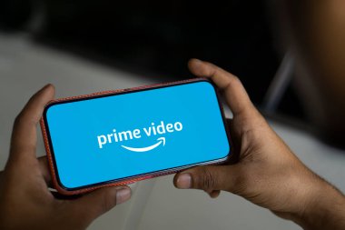 Dhaka, Bangladeş - 22 Aralık 2024: Amazon ana video logosu akıllı telefonda gösteriliyor.