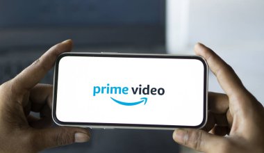 Dhaka, Bangladeş - 22 Aralık 2024: Amazon ana video logosu akıllı telefonda gösteriliyor.