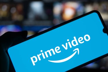 Dhaka, Bangladeş - 22 Aralık 2024: Amazon ana video logosu akıllı telefonda gösteriliyor.