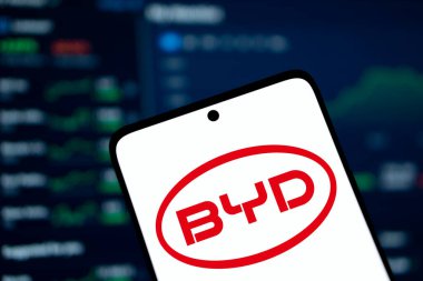 Dhaka, Bangladeş - 22 Aralık 2024: BYD logosu akıllı telefonda gösteriliyor. BYD Auto Co Ltd, BYD şirketinin ana otomotiv yan kuruluşu ve markasıdır..