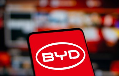 Dhaka, Bangladeş - 22 Aralık 2024: BYD logosu akıllı telefonda gösteriliyor. BYD Auto Co Ltd, BYD şirketinin ana otomotiv yan kuruluşu ve markasıdır..