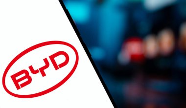 Dhaka, Bangladeş - 22 Aralık 2024: BYD logosu akıllı telefonda gösteriliyor. BYD Auto Co Ltd, BYD şirketinin ana otomotiv yan kuruluşu ve markasıdır..