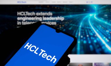 Dhaka, Bangladeş - 23 Aralık 2024: HCL Tech logosu akıllı telefonda gösteriliyor. HCL Teknolojileri Şirketi, Hindistan 'ın çok uluslu bilgi teknolojileri danışmanlık şirketidir..