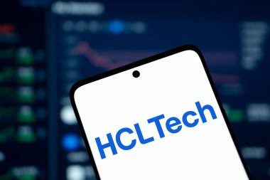 Dhaka, Bangladeş - 23 Aralık 2024: HCL Tech logosu akıllı telefonda gösteriliyor. HCL Teknolojileri Şirketi, Hindistan 'ın çok uluslu bilgi teknolojileri danışmanlık şirketidir..