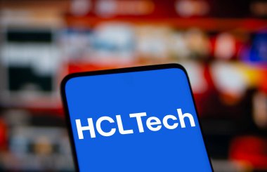 Dhaka, Bangladeş - 23 Aralık 2024: HCL Tech logosu akıllı telefonda gösteriliyor. HCL Teknolojileri Şirketi, Hindistan 'ın çok uluslu bilgi teknolojileri danışmanlık şirketidir..