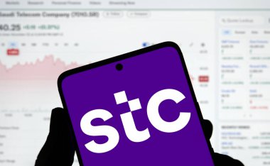 Dhaka, Bangladeş - 23 Aralık 2024: STC logosu akıllı telefonda gösteriliyor. Suudi Telekom Şirketi bir Suudi telekomünikasyon şirketi..