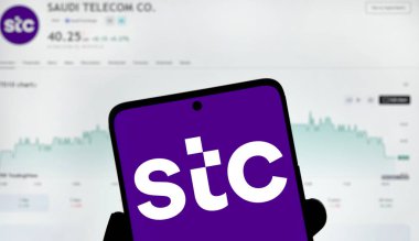 Dhaka, Bangladeş - 23 Aralık 2024: STC logosu akıllı telefonda gösteriliyor. Suudi Telekom Şirketi bir Suudi telekomünikasyon şirketi..