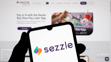 Dhaka, Bangladeş - 21 Aralık 2024: Sezzle logosu akıllı telefonda gösteriliyor. Sezzle halka açık bir finansal teknoloji şirketidir..