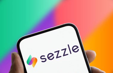 Dhaka, Bangladeş - 21 Aralık 2024: Sezzle logosu akıllı telefonda gösteriliyor. Sezzle halka açık bir finansal teknoloji şirketidir..